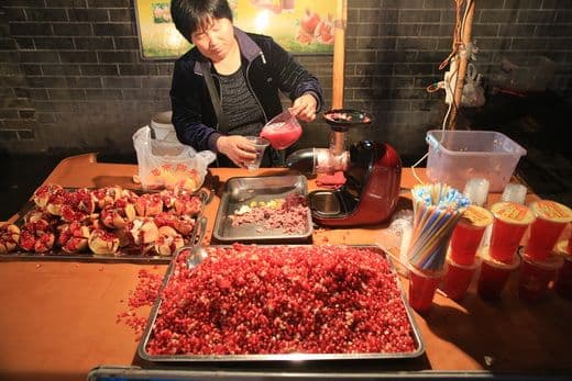 西安回民街の特色小吃を味わう