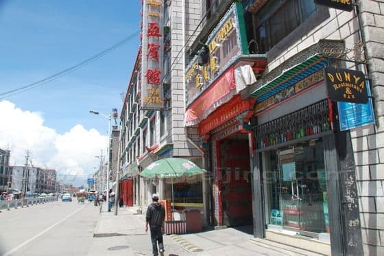 Beijing Road in Lhasa (Tips, Photos & Map)