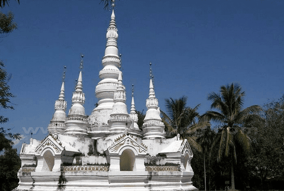 The Manfeilong Pagoda 1