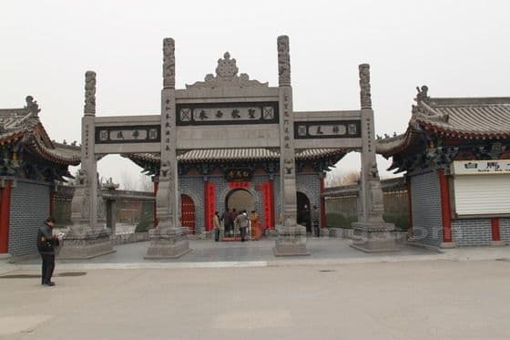 How to visit White Horse Temple (Tips, Photos & Map)