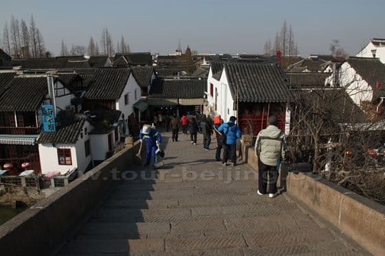 Walking down the Fangsheng Bridge