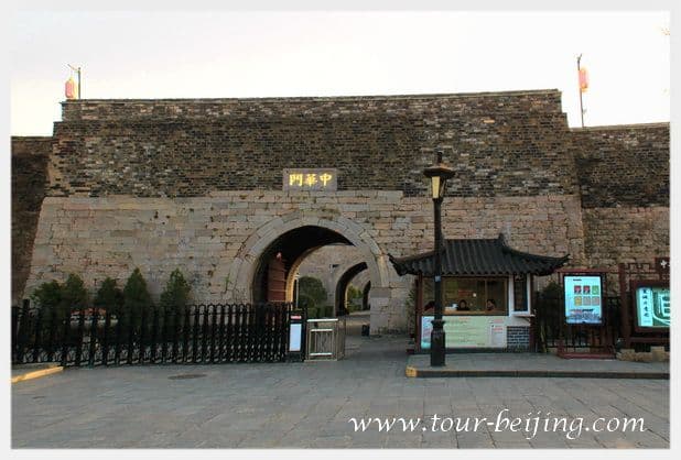 How to Visit Zhonghua Gate Nanjing (Tips, Photos & Maps)