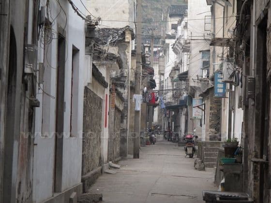 A jumble of laundries, wires, an authentic life scene in She County.