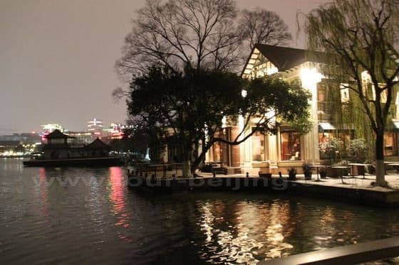 A lake side bar and cafe