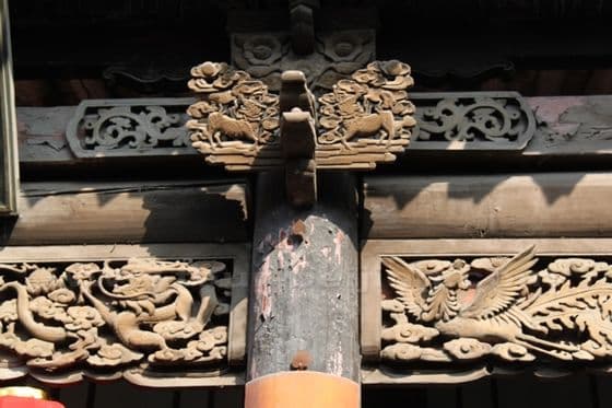 A wooden bracket suppots the roof without nails