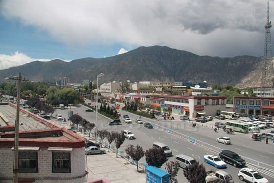Beijing Road in Lhasa (Tips, Photos & Map)