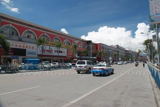 Beijing Road in Lhasa (Tips, Photos & Map)