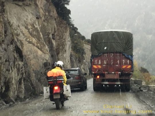 Drive on Gaoersi Mountain