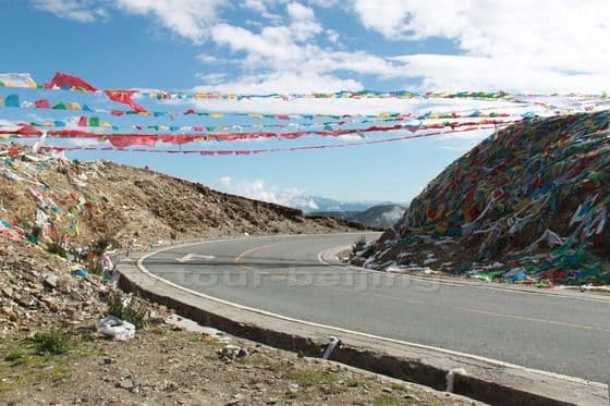 Lhasa Yamdrok Lake Road Trip (Tips, Photos & Maps)