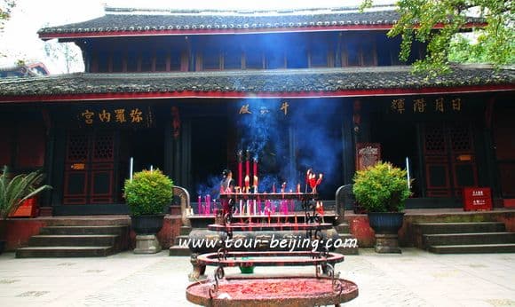 How to visit Qingyang Palace in Chengdu (Tips, Photos & Map)