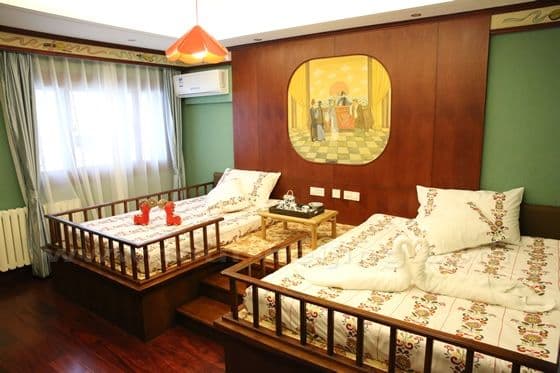 Each guesthouse depicts one act from the stories in Peking Opera. It has totally 15 rooms sitting in a two-storey building.