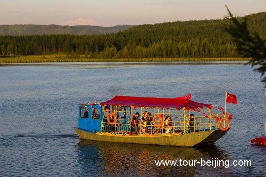 Boating on Dujuan Lake much sought after by tourists