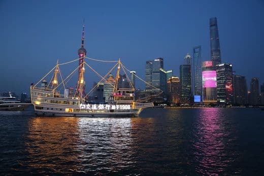 How to Visit the Bund in Shanghai (Tips, Photos & Map)