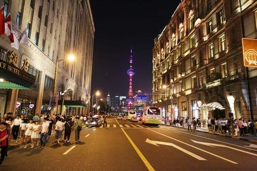 How to Visit Nanjing Road in Shanghai (Tips, Photos & Map)