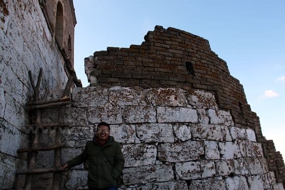 Hike up Zhengbeilou through a wooden ladder