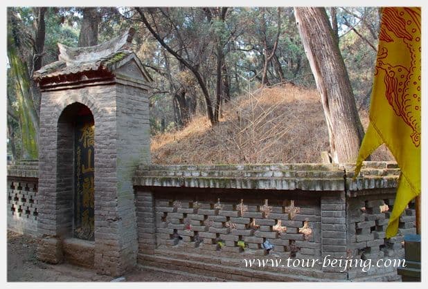 How to Visit Huangdi Mausoleum (Tips, Photos & Map)