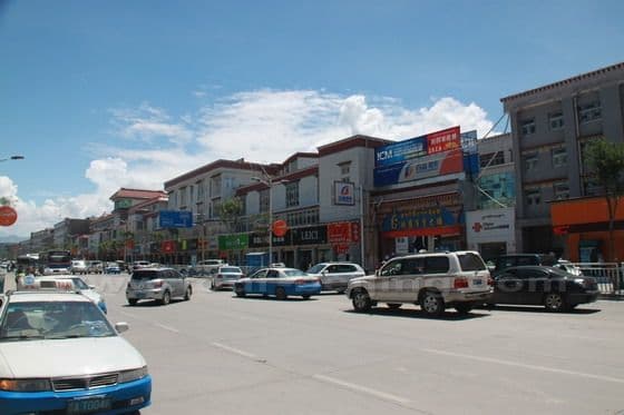 Beijing Road in Lhasa (Tips, Photos & Map)