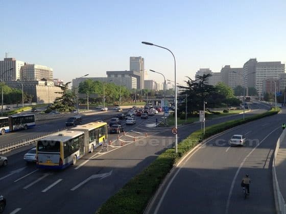 Jianguomen Bridge links the Jianguomen Inner Street on the west and Jianguomen Outer Street on the east