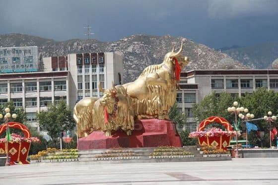 Beijing Road in Lhasa (Tips, Photos & Map)