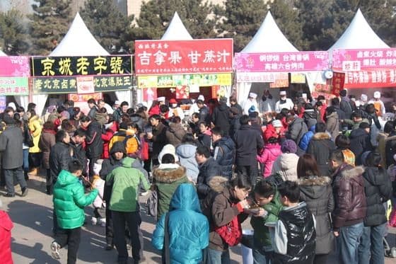 Mass eating in front of various traditional snack stalls