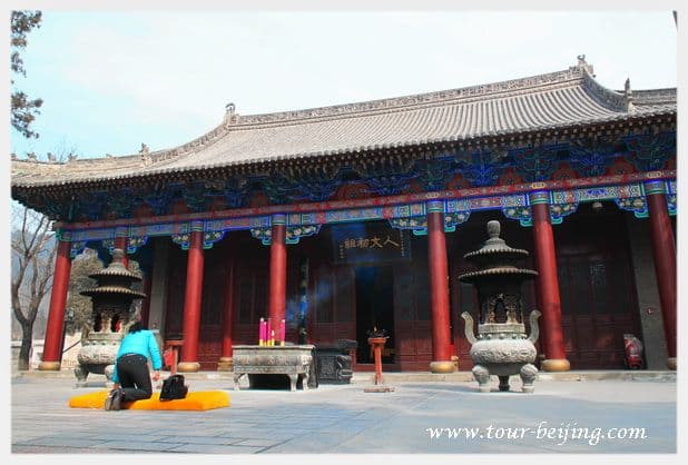 How to Visit Huangdi Mausoleum (Tips, Photos & Map)