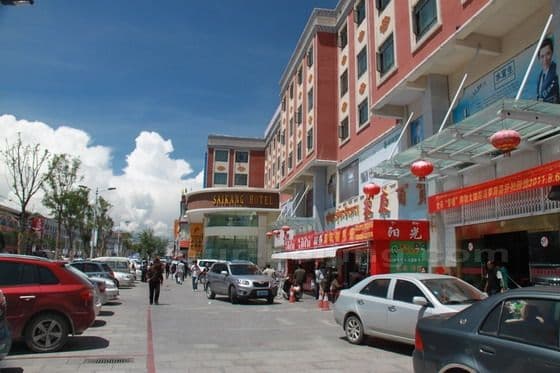 Beijing Road in Lhasa (Tips, Photos & Map)