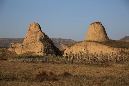 More dilapidated guide towers and beacon towers