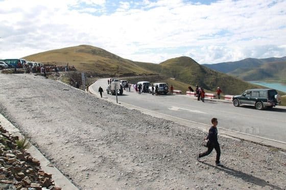 Lhasa Yamdrok Lake Road Trip (Tips, Photos & Maps)