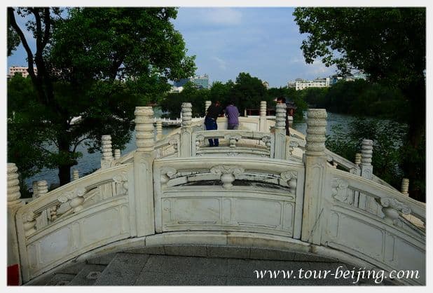 Stroll around Shanhu Lake and Ronghu Lake in Guilin (Tips, Photos & Map)