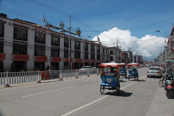 Beijing Road in Lhasa (Tips, Photos & Map)