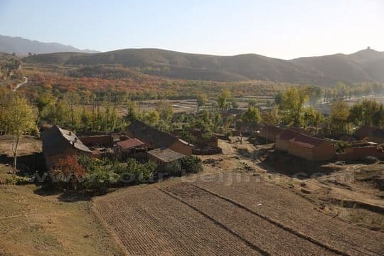 Shoukoubu Village is perched the west side of the stream in the valley.