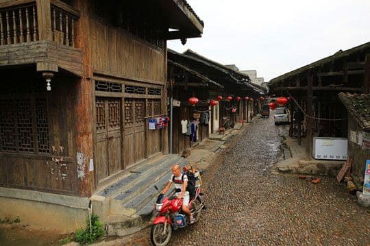 The 2 km stone flagged and cobbled street is interesting for a two-hour stroll,
