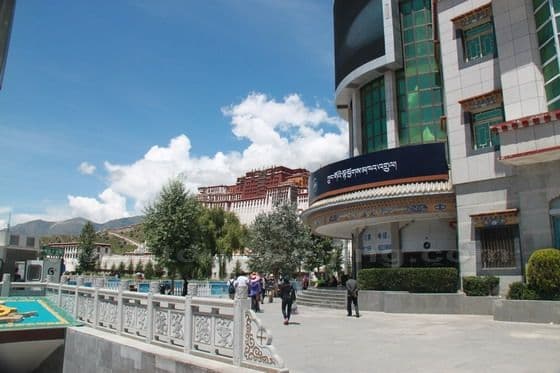 Beijing Road in Lhasa (Tips, Photos & Map)