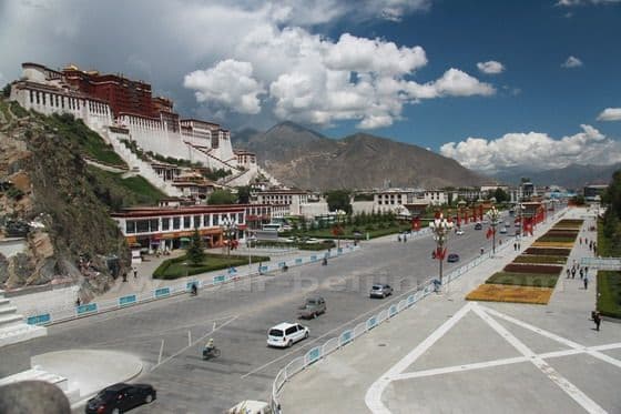 Beijing Road in Lhasa (Tips, Photos & Map)