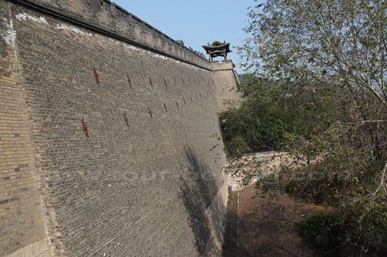 The Red Gate Castle is circled by a high city wall, comparable to the Great Wall in height and width.