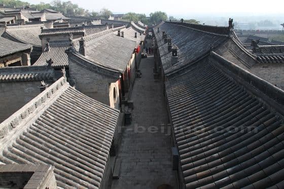 This is a labyrinth-like castle with numerous courtyard houses and lanes.
