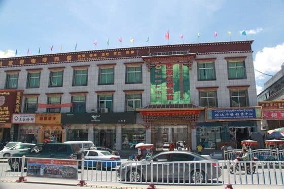 Beijing Road in Lhasa (Tips, Photos & Map)