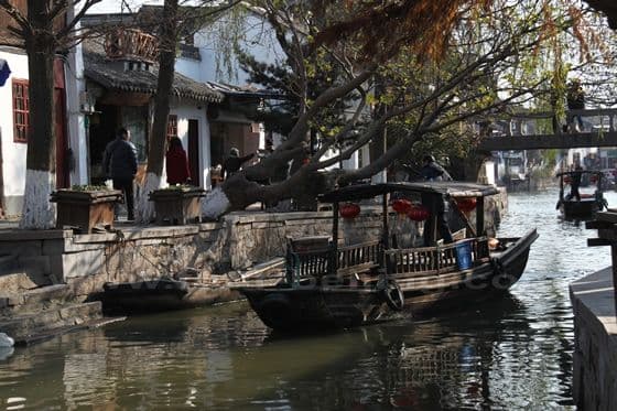 You may pay RMB 65 to rent a 4-6 people boat to cruise on the canals in Zhujiajiao.