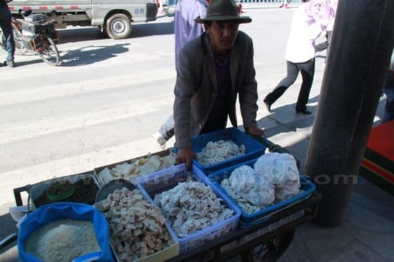 Beijing Road in Lhasa (Tips, Photos & Map)