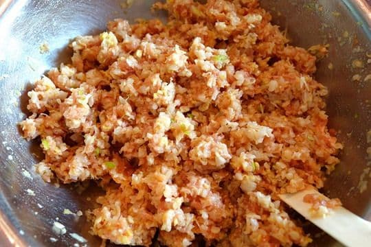 Mixing chopped Suan Cai with minced port