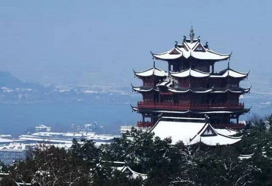 The spectacular Chenghuang Pagoda overlooking the misty West Lake