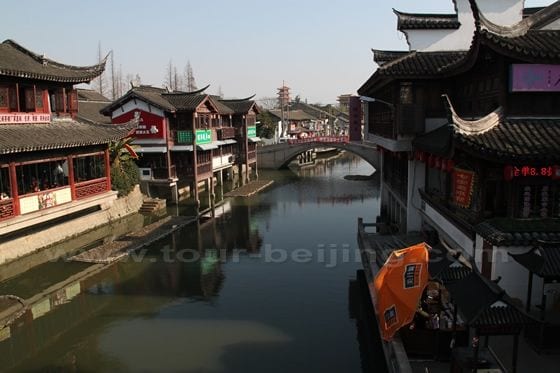 Standing on the Puhui Bridge, you do have a feeling of the small water town in the Yangtze River Delta.